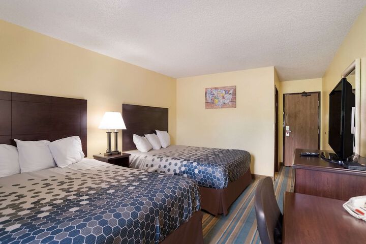 1 Queen Bed (3 of 26)
