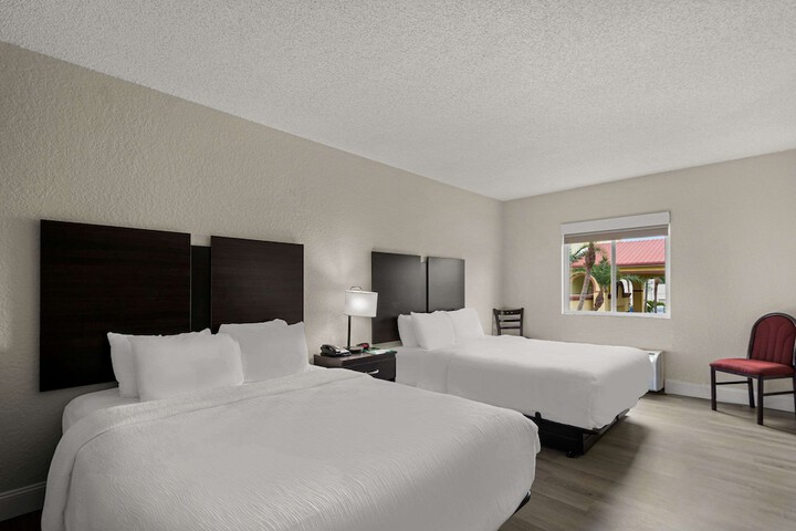 2 Queen Beds (6 of 9)