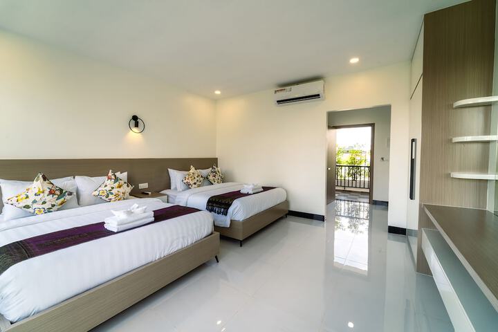 Room 28 of 76