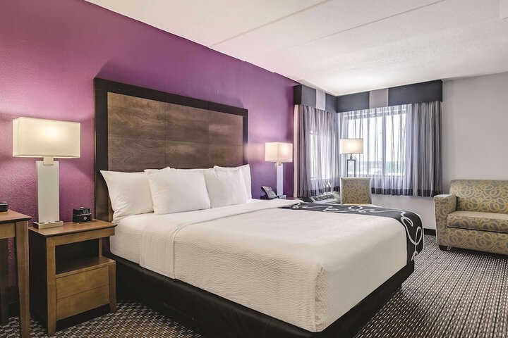 1 King Bed (2 of 11)
