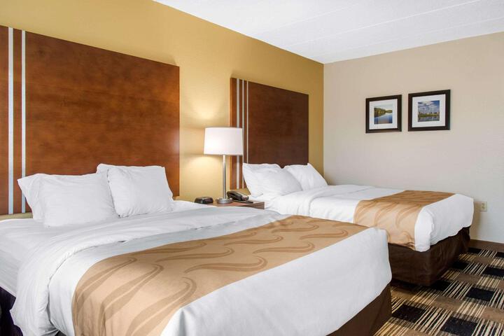 1 Queen Bed (4 of 13)
