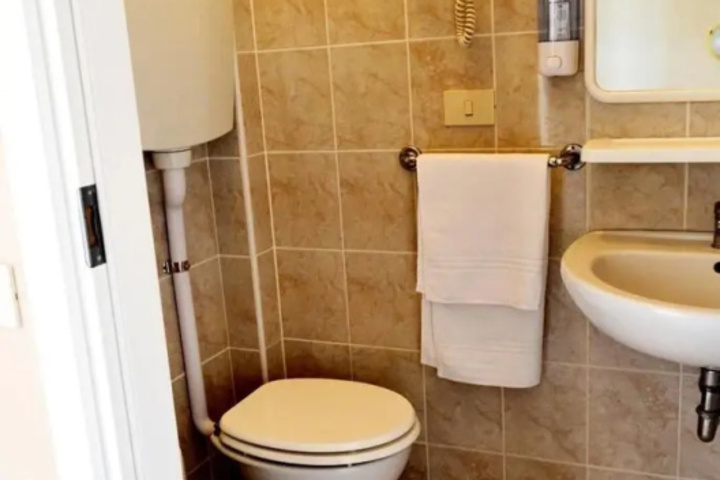 Room 9 of 17