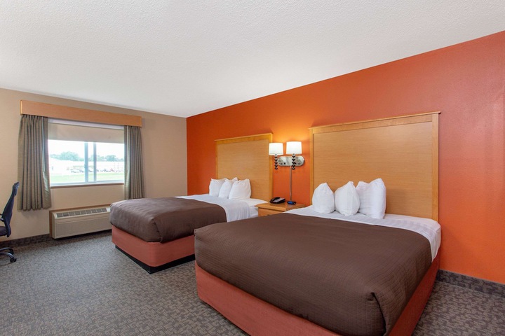 2 Queen Beds (10 of 10)