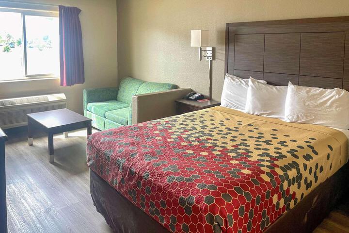 1 Queen Bed (3 of 12)