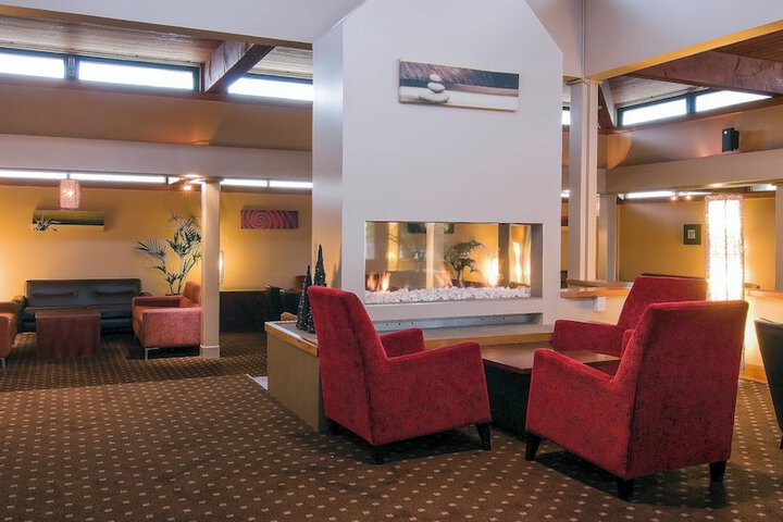 Lounge 35 of 47