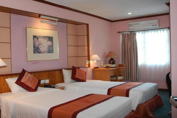 Room 9 of 32