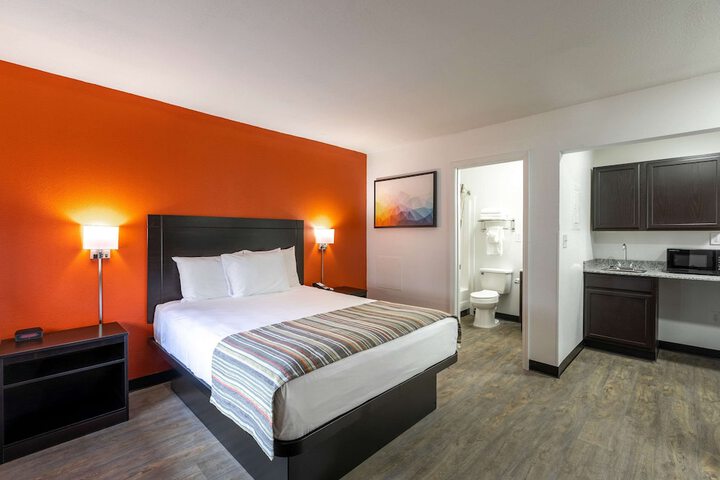 1 Queen Bed (9 of 34)