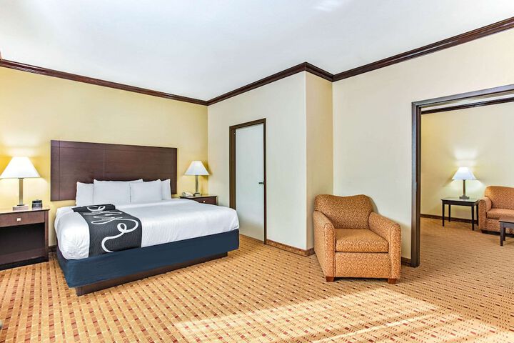 1 King Bed Deluxe (4 of 9)