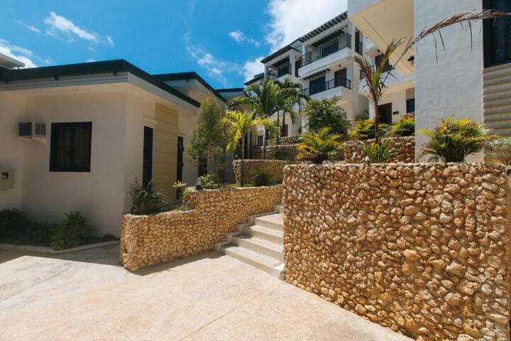 RedDoorz at LM Apartelle Boracay
