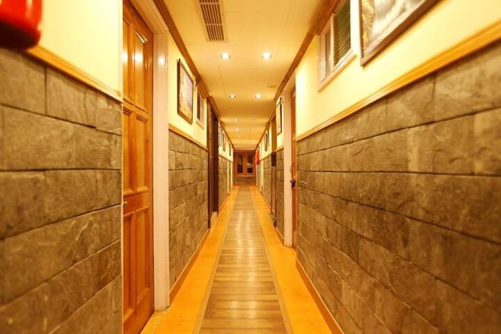 Ballroom/Hall 75 of 86