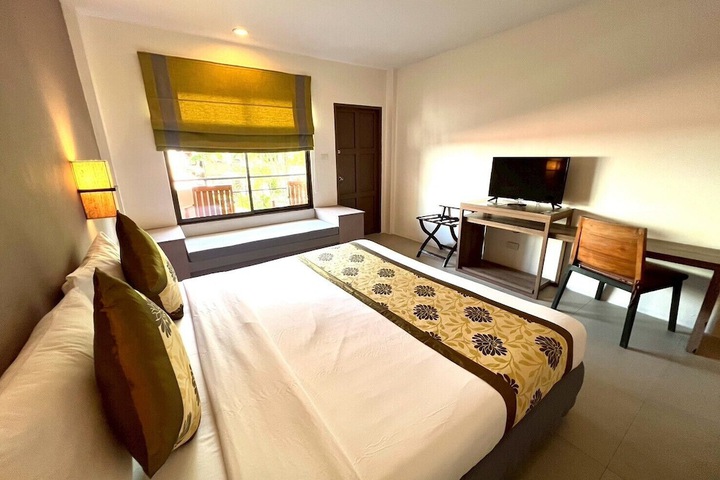 Room 8 of 100