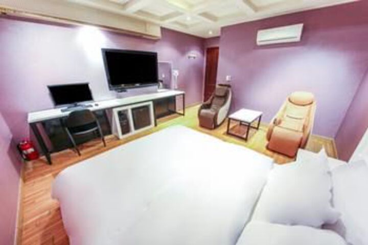 Room 4 of 17