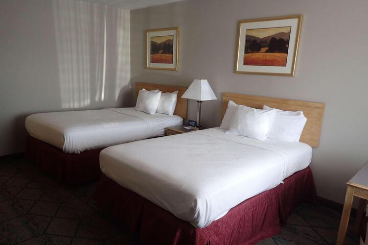 2 Double Beds (9 of 11)
