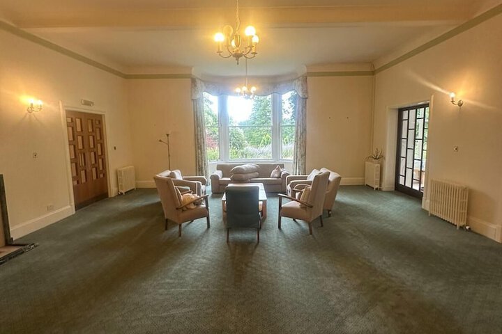 Lounge 28 of 32