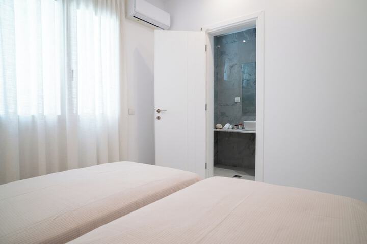 Room 5 of 91