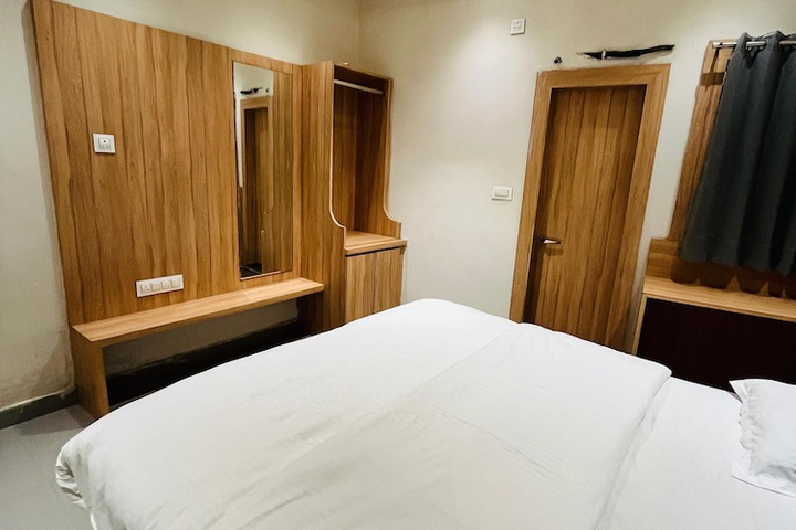Room 3 of 8