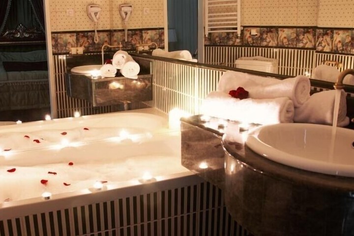 Hot Tub 22 of 30