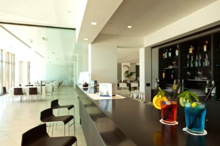 Lounge 52 of 68