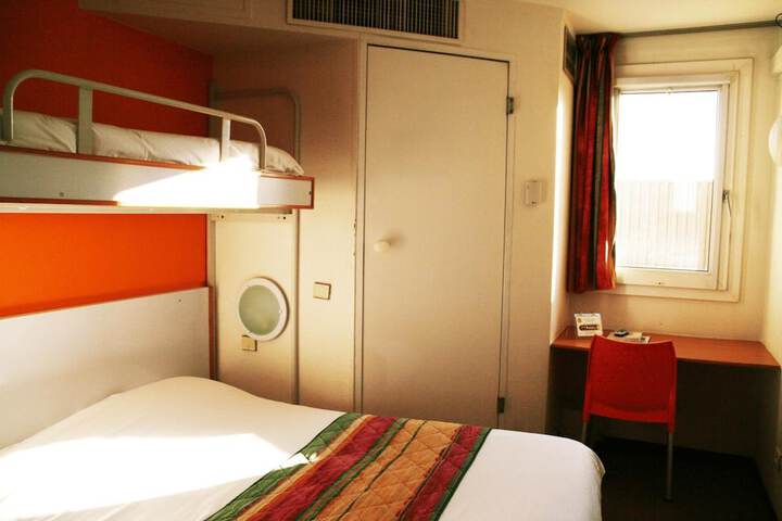 Room 13 of 33