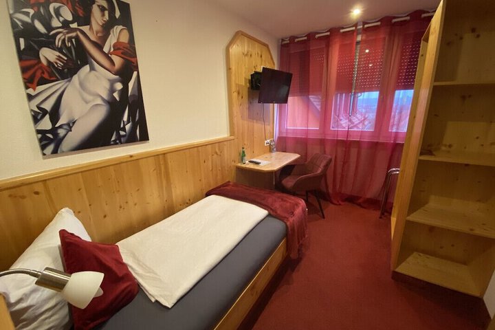 Room 8 of 33