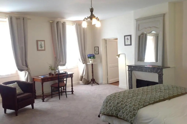 Room 5 of 9