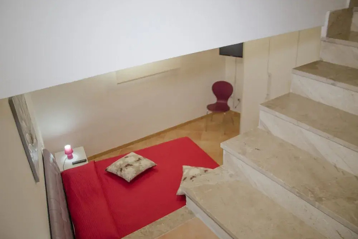 Room 9 of 16