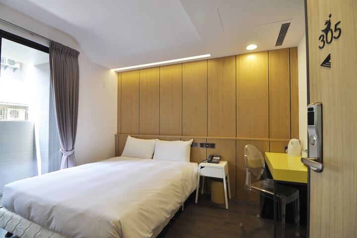 Room 6 of 28