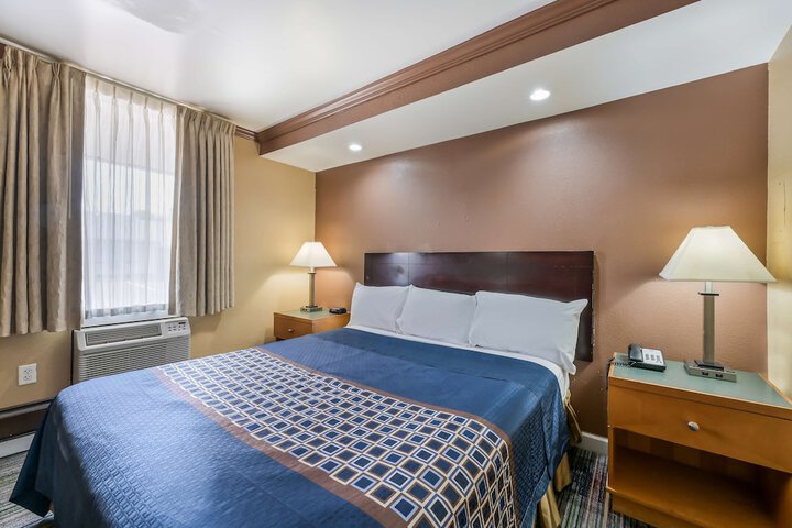 Deluxe Room with King Bed (8 of 26)