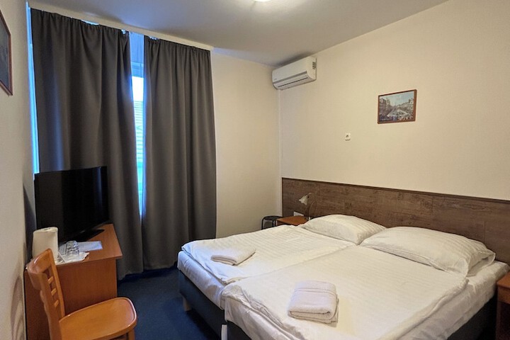 Room 9 of 40