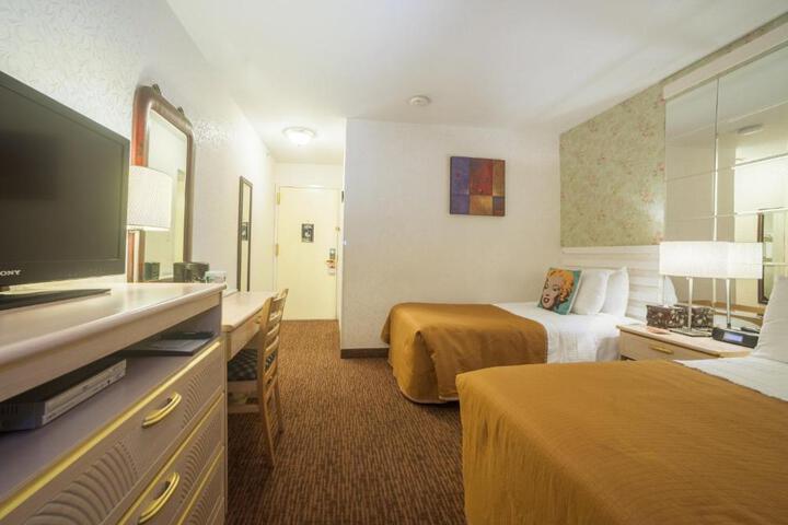 1 Queen Bed (2 of 8)