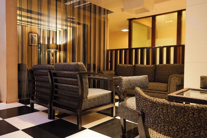 Lounge 48 of 52