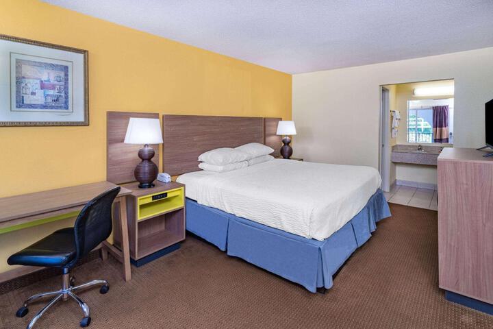 1 King Bed (5 of 10)