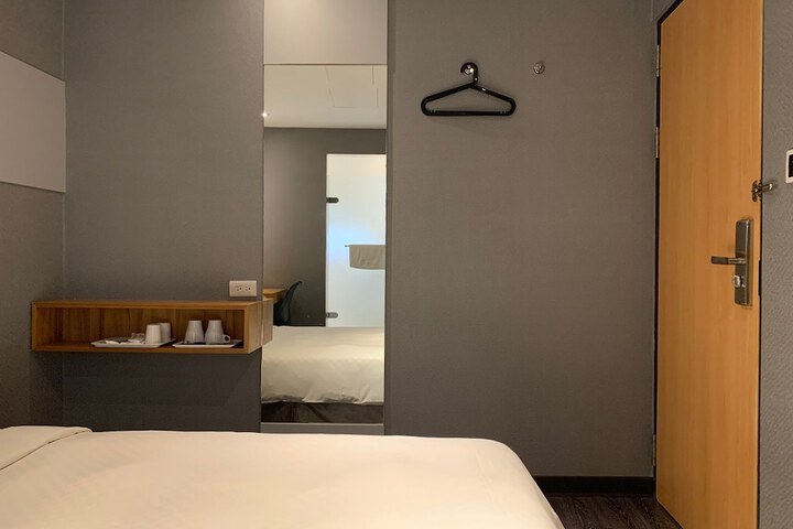 Room 9 of 31