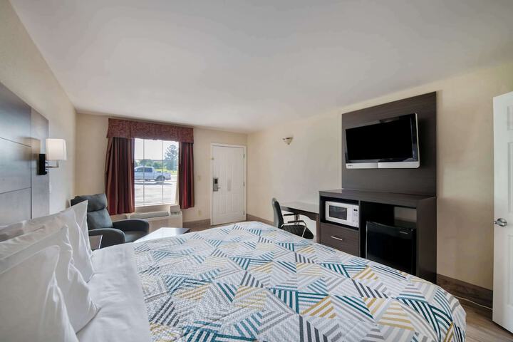 Deluxe Room 1 King Bed Refrigerator, Microwave (6 of 14)