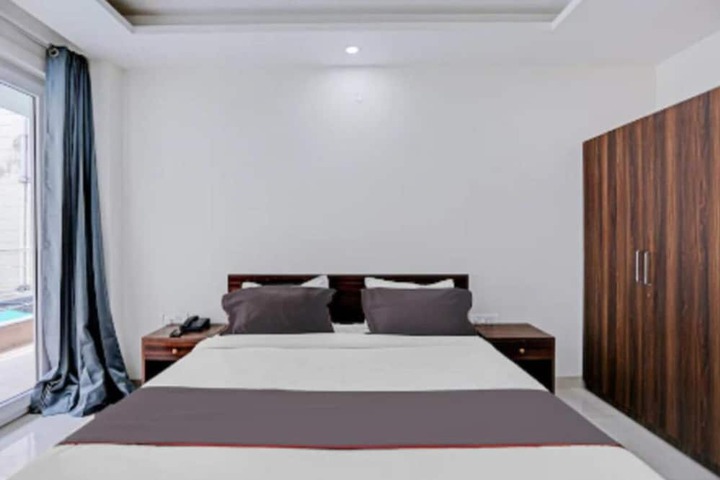 Room 7 of 18