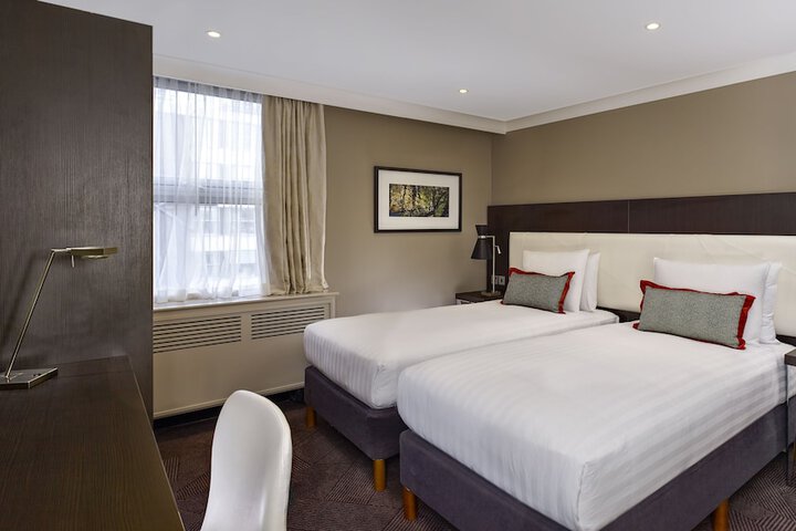 Room 4 of 126