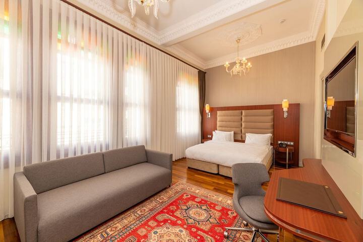 Room 42 of 102
