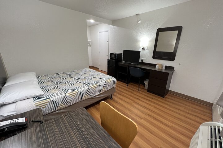 1 Queen Bed Refrigerator, Microwave (4 of 5)