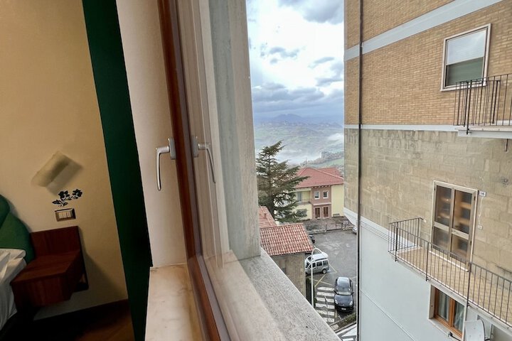 Room 7 of 16