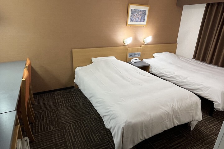 Room 5 of 8