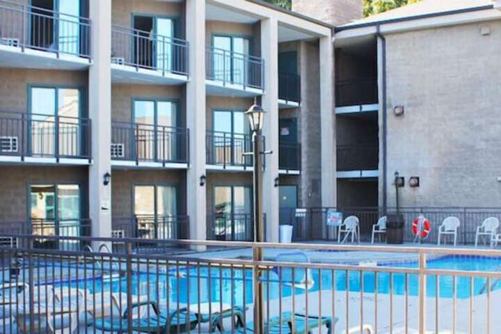 Pool Hotel