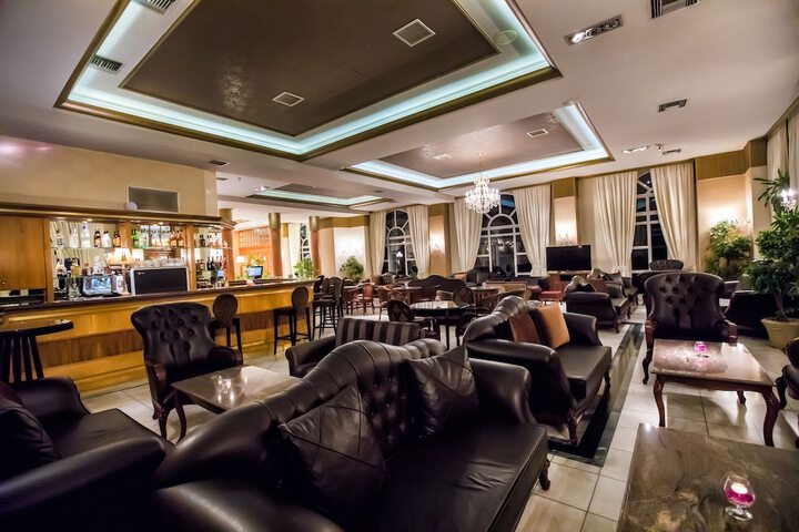 Lounge 42 of 48