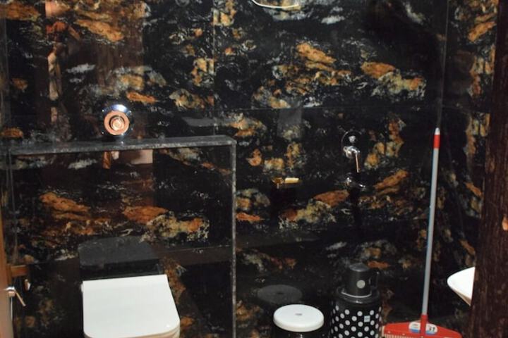 Room 6 of 11