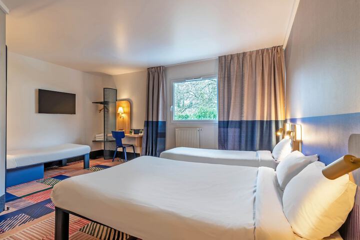 Room 10 of 34