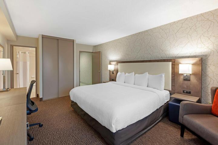 Suite 1 King Bed Separate Bedroom Sofa Bed Fireplace Full Kitchen Work Desk Continental Breakfast (2 of 10)