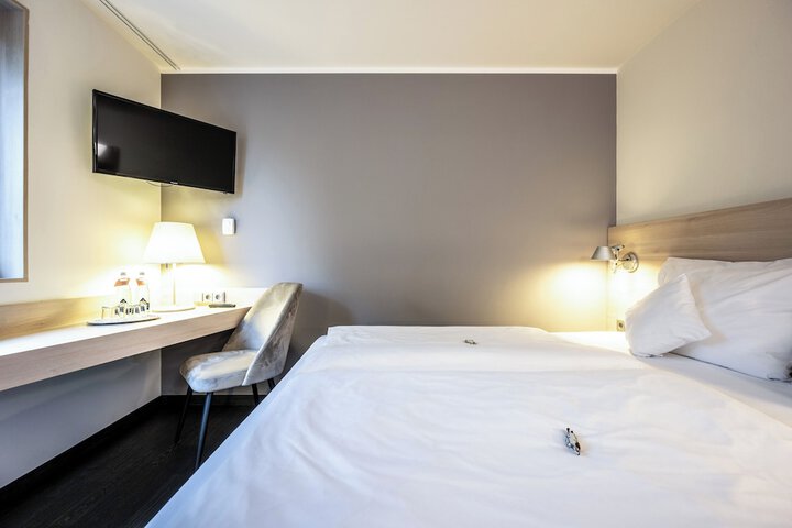 Room 33 of 110