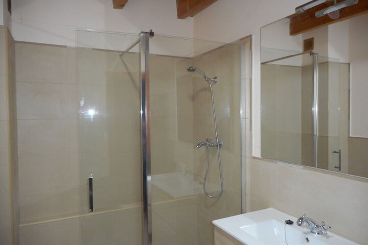 Room 7 of 12