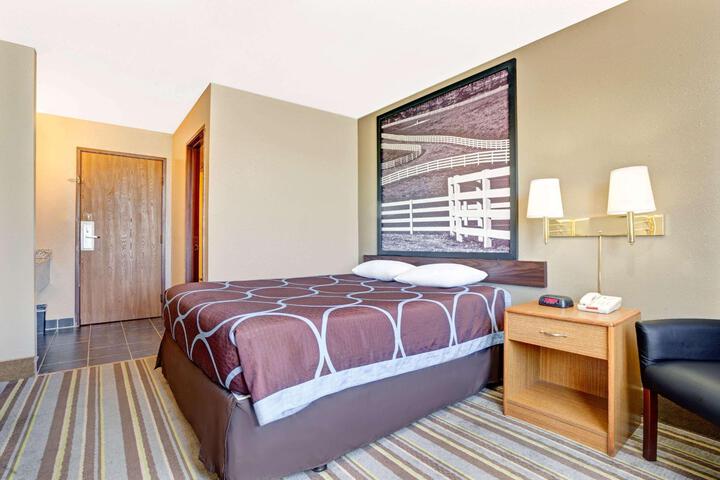 1 Queen Bed (13 of 20)