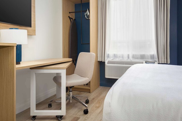 Room 6 of 28