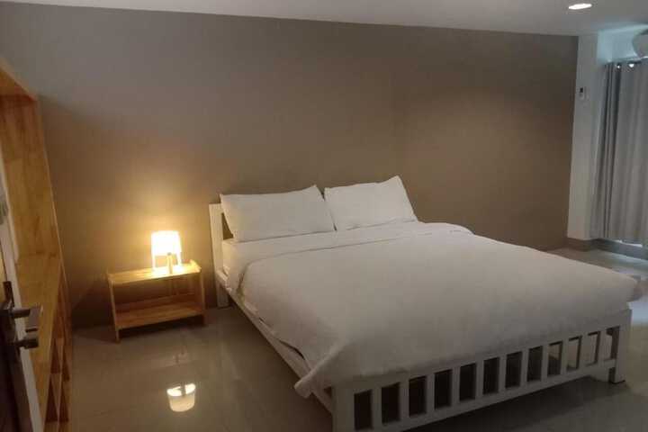 Room 4 of 16